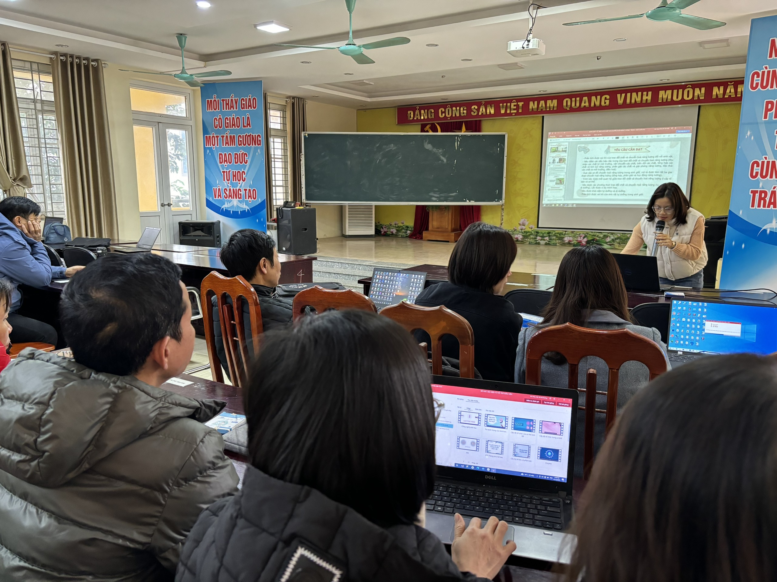 Tập huấn hướng dẫn thầy cô sử dụng Bộ học liệu điện tử hỗ trợ Giáo Viên S-edu tại trường THPT Hai Bà Trưng – Thạch Thất, Hà Nội.